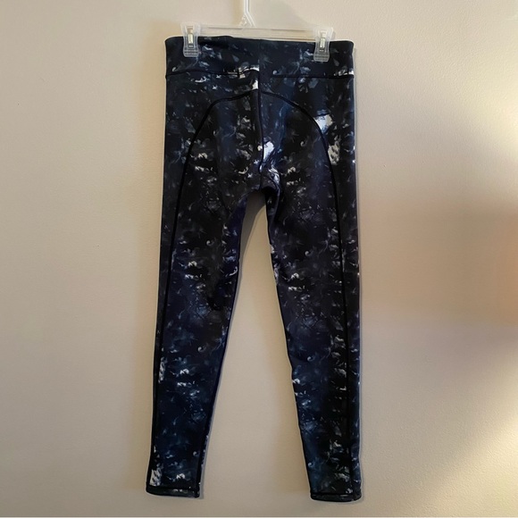 C’est Moi. Activewear Leggings. Reversible. Size Large. - Picture 4 of 6